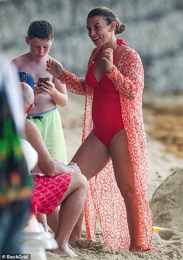 Coleen Rooney khoe dáng tròn trịa trên biển - 5 Coleen Rooney khoe dáng tròn trịa trên biển - 5