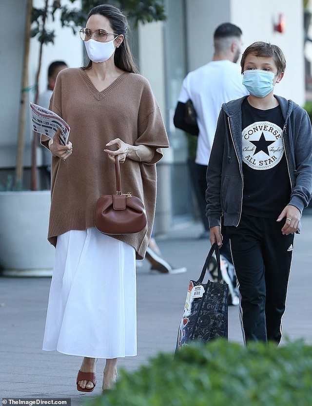 Angelina Jolie đeo khẩu trang đưa con ra phố - 2 Angelina Jolie đeo khẩu trang đưa con ra phố - 2