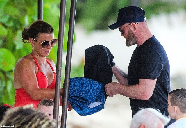 Coleen Rooney khoe dáng tròn trịa trên biển - 6 Coleen Rooney khoe dáng tròn trịa trên biển - 6