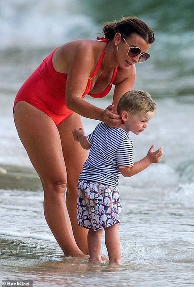 Coleen Rooney khoe dáng tròn trịa trên biển - 4 Coleen Rooney khoe dáng tròn trịa trên biển - 4