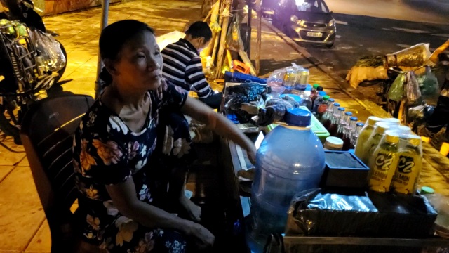 Những gánh hàng đêm thời Covid-19 - 3 Những gánh hàng đêm thời Covid-19 - 3