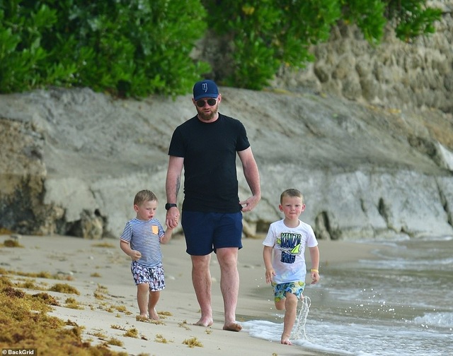 Coleen Rooney khoe dáng tròn trịa trên biển - 7 Coleen Rooney khoe dáng tròn trịa trên biển - 7