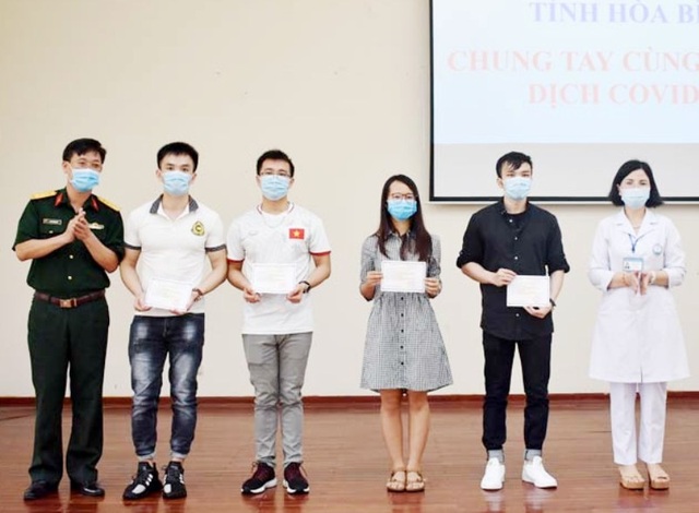 Hòa Bình: 4 bệnh nhân Covid-19 khỏi bệnh được ra viện - 1 Hòa Bình: 4 bệnh nhân Covid-19 khỏi bệnh được ra viện - 1