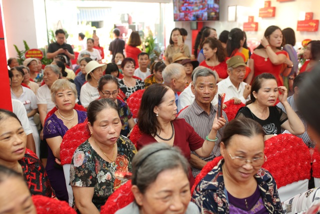 Bí mật đằng sau mô hình kinh doanh Trung tâm tinh dầu thông đỏ đang gây sốt - 2 Bí mật đằng sau mô hình kinh doanh Trung tâm tinh dầu thông đỏ đang gây sốt - 2