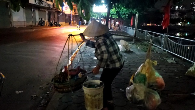 Những gánh hàng đêm thời Covid-19 - 4 Những gánh hàng đêm thời Covid-19 - 4