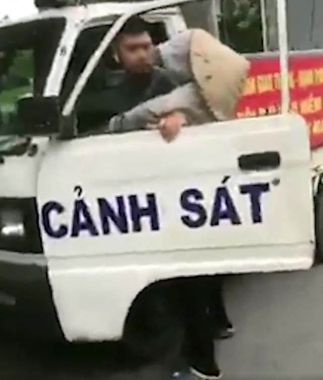 Hà Nội: Công an phường mặc quần soóc đi bắt hàng rong, giằng co với dân - 1 Hà Nội: Công an phường mặc quần soóc đi bắt hàng rong, giằng co với dân - 1