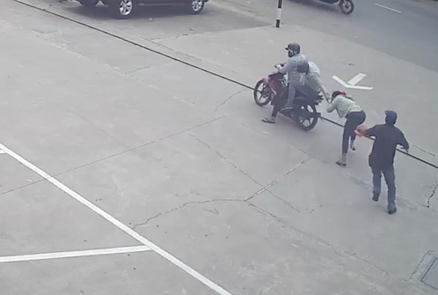 Hai tên cướp dùng dao, bình hơi cay tấn công người truy đuổi - 1 Hai tên cướp dùng dao, bình hơi cay tấn công người truy đuổi - 1