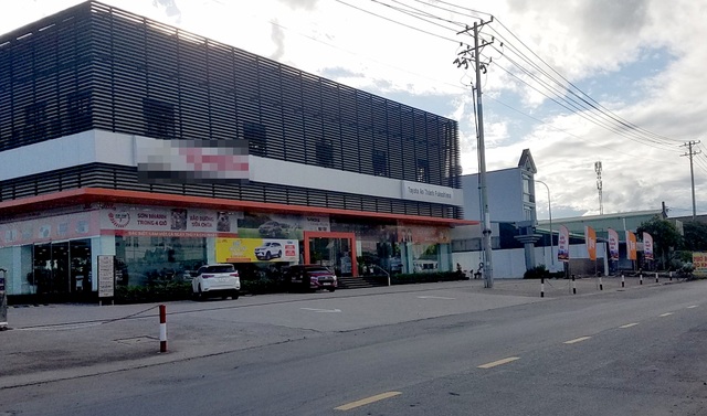 Hai tên cướp dùng dao, bình hơi cay tấn công người truy đuổi - 4 Hai tên cướp dùng dao, bình hơi cay tấn công người truy đuổi - 4