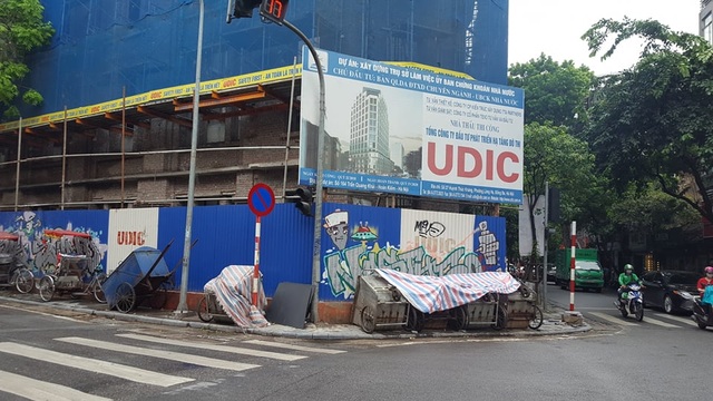 Hà Nội: Thanh sắt dài 2m rơi từ cao xuống, chọc xuyên nóc ô tô trên phố - 2 Hà Nội: Thanh sắt dài 2m rơi từ cao xuống, chọc xuyên nóc ô tô trên phố - 2
