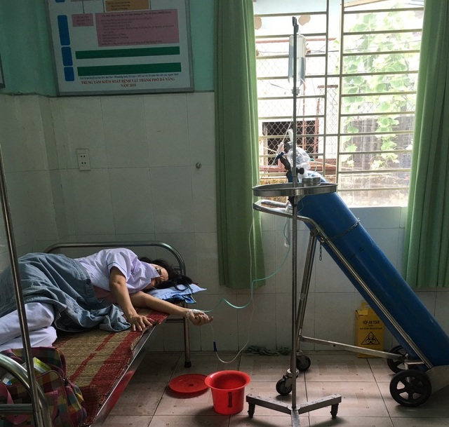 Chống dịch Covid-19, nữ nhân viên y tế Đà Nẵng ngất xỉu vì quá sức - 1 Chống dịch Covid-19, nữ nhân viên y tế Đà Nẵng ngất xỉu vì quá sức - 1