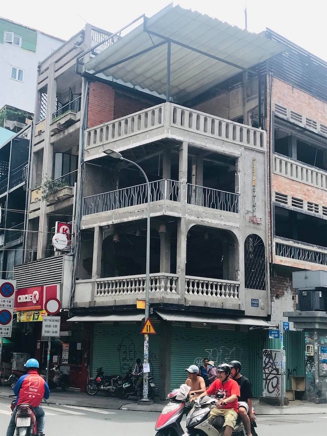“Mặt bằng vàng” Quận 1, TPHCM đua nhau treo bảng cho thuê trong mùa dịch - 7 “Mặt bằng vàng” Quận 1, TPHCM đua nhau treo bảng cho thuê trong mùa dịch - 7
