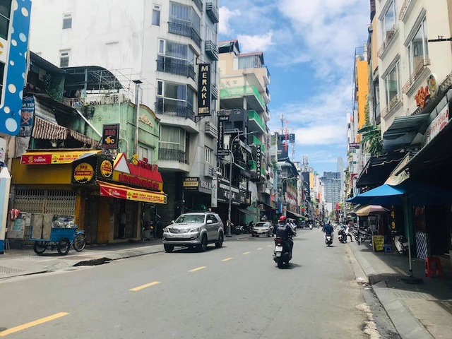 “Mặt bằng vàng” Quận 1, TPHCM đua nhau treo bảng cho thuê trong mùa dịch - 8 “Mặt bằng vàng” Quận 1, TPHCM đua nhau treo bảng cho thuê trong mùa dịch - 8
