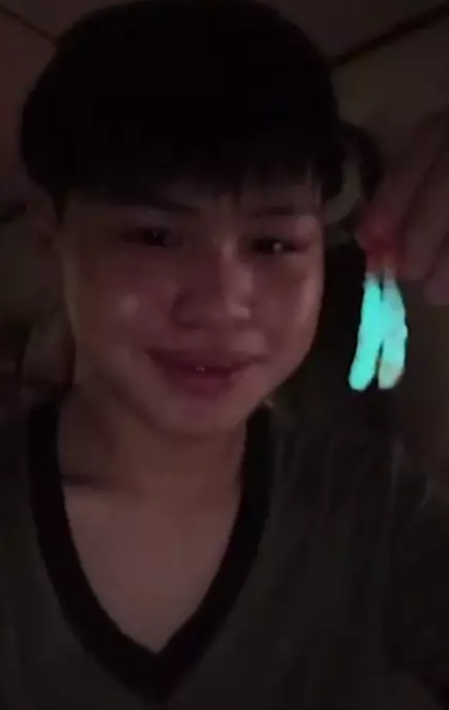 Đang quay video đồ ăn bỗng phát hiện miếng sushi phát sáng - 2 Đang quay video đồ ăn bỗng phát hiện miếng sushi phát sáng - 2