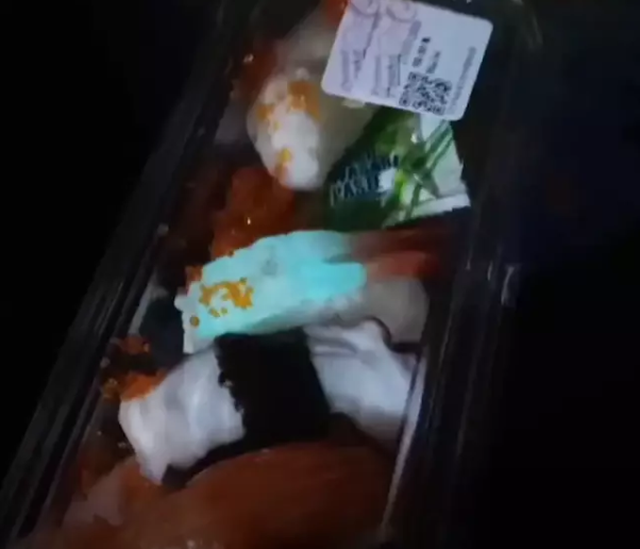 Đang quay video đồ ăn bỗng phát hiện miếng sushi phát sáng - 3 Đang quay video đồ ăn bỗng phát hiện miếng sushi phát sáng - 3