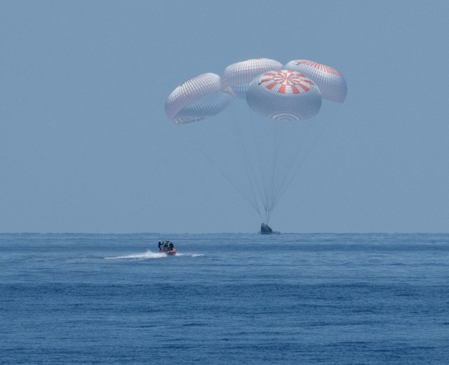 Cú đáp lịch sử đưa phi hành đoàn của NASA trở về Trái Đất an toàn - 1 Cú đáp lịch sử đưa phi hành đoàn của NASA trở về Trái Đất an toàn - 1
