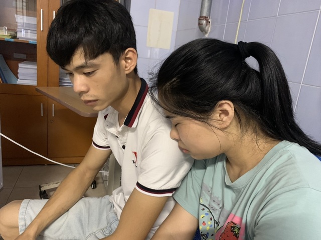 Quặn lòng cảnh bé hơn 1 tuổi co giật từng cơn trong đau đớn - 4 Quặn lòng cảnh bé hơn 1 tuổi co giật từng cơn trong đau đớn - 4