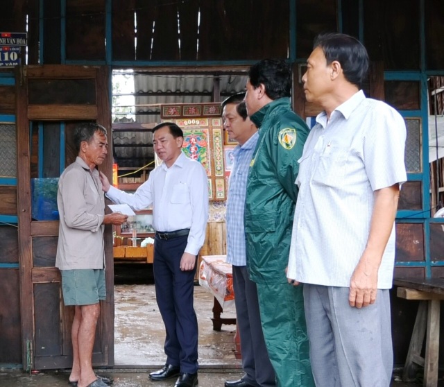 Hàng trăm gia đình miền Tây điêu đứng vì bão số 2 - 2 Hàng trăm gia đình miền Tây điêu đứng vì bão số 2 - 2