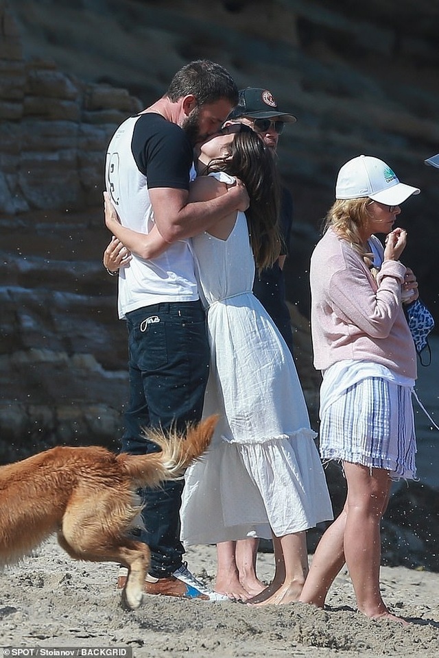 Ben Affleck và bồ trẻ hôn nhau say đắm trên biển - 1 Ben Affleck và bồ trẻ hôn nhau say đắm trên biển - 1
