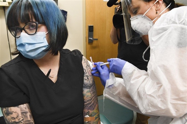 Vì sao các cường quốc chạy đua giành vaccine Covid-19? - 1 Vì sao các cường quốc chạy đua giành vaccine Covid-19? - 1