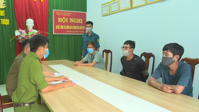 Chốt kiểm soát dịch Covid-19 bắt được 3 đối tượng mua bán ma túy - 1 Chốt kiểm soát dịch Covid-19 bắt được 3 đối tượng mua bán ma túy - 1