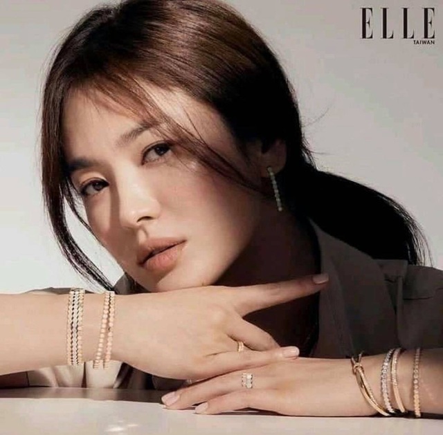 Bỏ qua ồn ào tái hợp Hyun Bin, Song Hye Kyo khoe nhan sắc quyến rũ - 6 Bỏ qua ồn ào tái hợp Hyun Bin, Song Hye Kyo khoe nhan sắc quyến rũ - 6