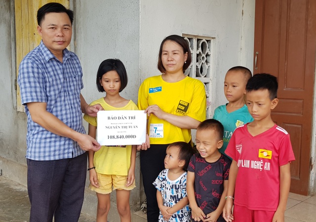 Trao gần 110 triệu đồng của bạn đọc giúp đỡ hai chị em mồ côi - 2 Trao gần 110 triệu đồng của bạn đọc giúp đỡ hai chị em mồ côi - 2