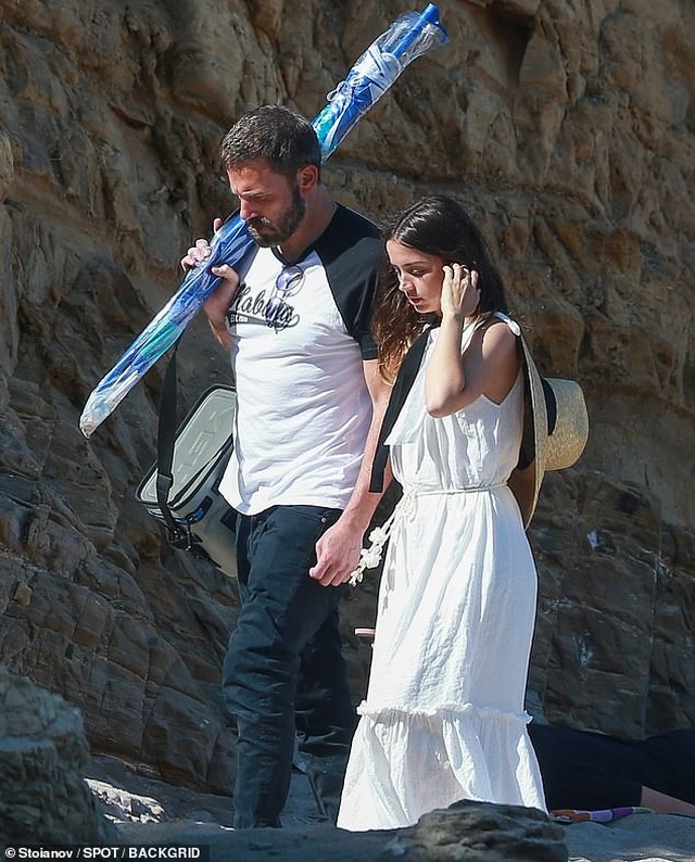 Ben Affleck và bồ trẻ hôn nhau say đắm trên biển - 4 Ben Affleck và bồ trẻ hôn nhau say đắm trên biển - 4