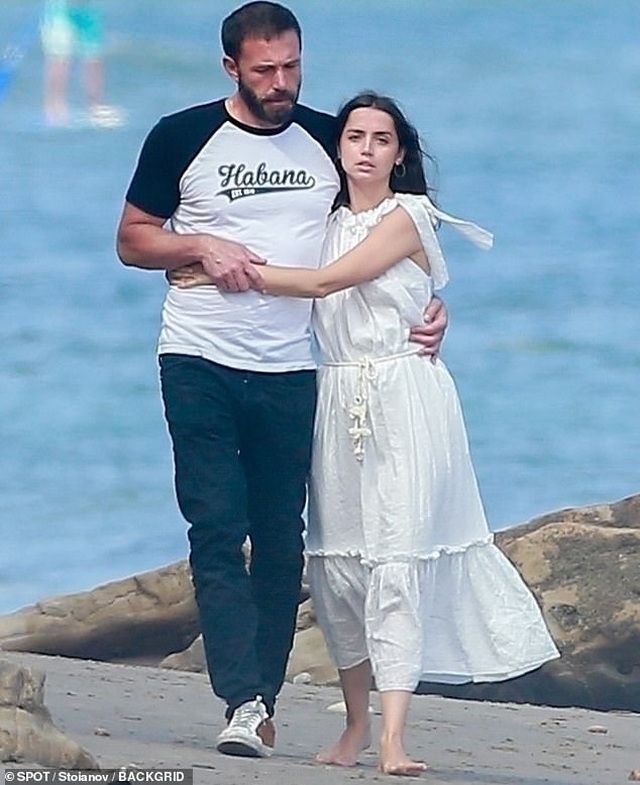 Ben Affleck và bồ trẻ hôn nhau say đắm trên biển - 3 Ben Affleck và bồ trẻ hôn nhau say đắm trên biển - 3
