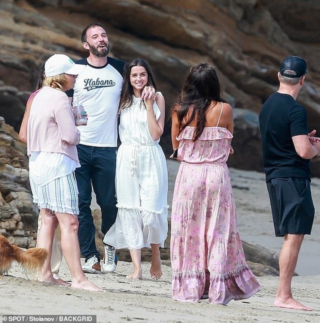 Ben Affleck và bồ trẻ hôn nhau say đắm trên biển - 6 Ben Affleck và bồ trẻ hôn nhau say đắm trên biển - 6