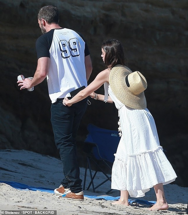 Ben Affleck và bồ trẻ hôn nhau say đắm trên biển - 8 Ben Affleck và bồ trẻ hôn nhau say đắm trên biển - 8