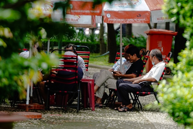 Người dân đồng loạt đeo khẩu trang trong ngày đầu xử phạt - 11 Người dân đồng loạt đeo khẩu trang trong ngày đầu xử phạt - 11