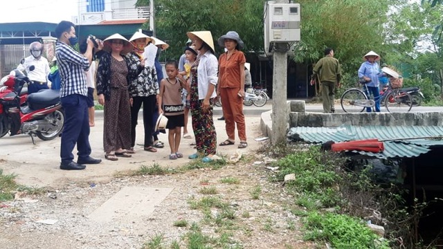 Vụ nước thải lênh láng trên quốc lộ: Lấy mẫu giám định, truy nguồn ô nhiễm! - 5 Vụ nước thải lênh láng trên quốc lộ: Lấy mẫu giám định, truy nguồn ô nhiễm! - 5