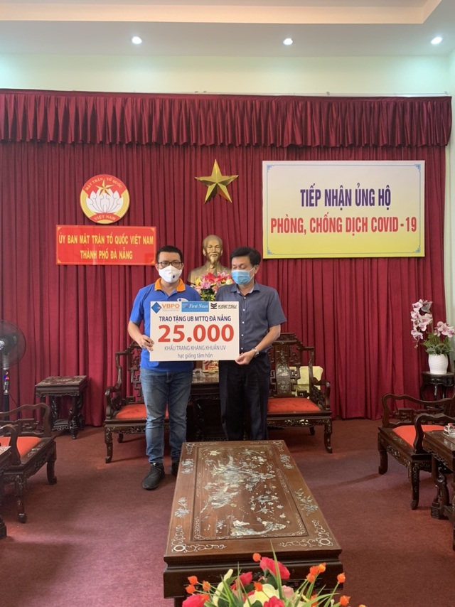 First News tặng khẩu trang, sách cho người dân Đà Nẵng - 2 First News tặng khẩu trang, sách cho người dân Đà Nẵng - 2