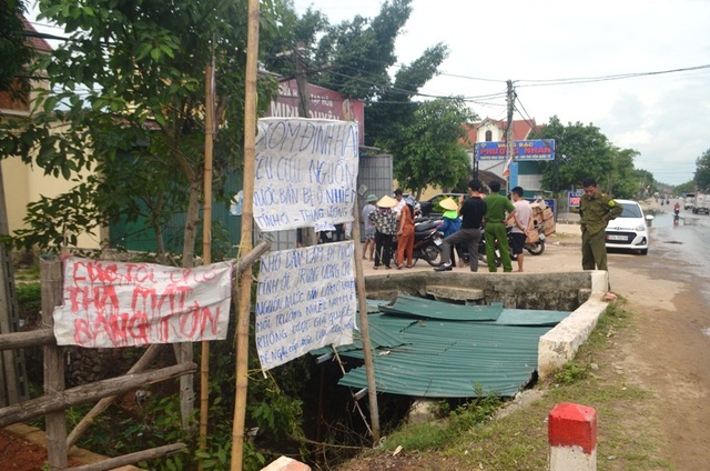 Vụ nước thải lênh láng trên quốc lộ: Lấy mẫu giám định, truy nguồn ô nhiễm! - 4 Vụ nước thải lênh láng trên quốc lộ: Lấy mẫu giám định, truy nguồn ô nhiễm! - 4
