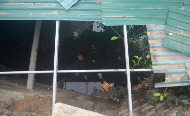 Vụ nước thải lênh láng trên quốc lộ: Lấy mẫu giám định, truy nguồn ô nhiễm! - 1 Vụ nước thải lênh láng trên quốc lộ: Lấy mẫu giám định, truy nguồn ô nhiễm! - 1