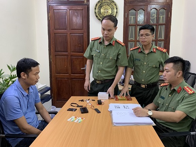 Phát hiện đường dây mua bán thiết bị công nghệ gian lận thi cử siêu tinh vi - 1 Phát hiện đường dây mua bán thiết bị công nghệ gian lận thi cử siêu tinh vi - 1