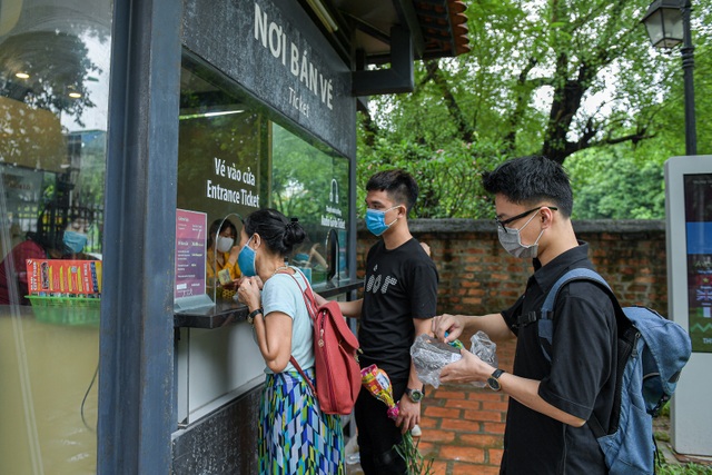 Sát ngày thi tốt nghiệp THPT, sĩ tử bịt kín khẩu trang đến Văn Miếu cầu may - 2 Sát ngày thi tốt nghiệp THPT, sĩ tử bịt kín khẩu trang đến Văn Miếu cầu may - 2