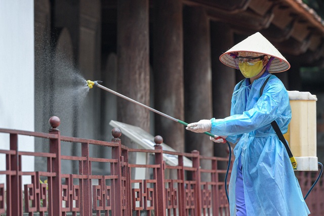 Sát ngày thi tốt nghiệp THPT, sĩ tử bịt kín khẩu trang đến Văn Miếu cầu may - 4 Sát ngày thi tốt nghiệp THPT, sĩ tử bịt kín khẩu trang đến Văn Miếu cầu may - 4