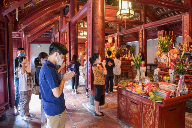 Sát ngày thi tốt nghiệp THPT, sĩ tử bịt kín khẩu trang đến Văn Miếu cầu may - 8 Sát ngày thi tốt nghiệp THPT, sĩ tử bịt kín khẩu trang đến Văn Miếu cầu may - 8