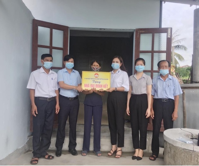 Bàn giao 15 nhà “Đại đoàn kết” cho gia đình có hoàn cảnh đặc biệt khó khăn - 1 Bàn giao 15 nhà “Đại đoàn kết” cho gia đình có hoàn cảnh đặc biệt khó khăn - 1