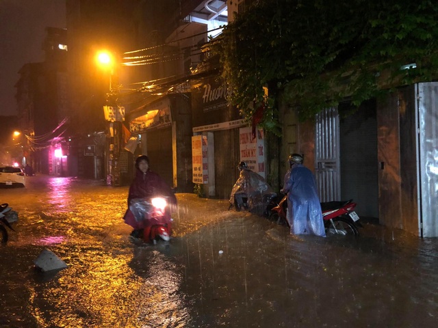 Hà Nội: Phố chìm trong nước sau trận mưa lớn kéo dài - 3 Hà Nội: Phố chìm trong nước sau trận mưa lớn kéo dài - 3