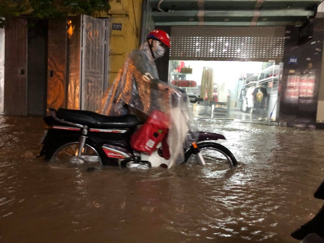 Hà Nội: Phố chìm trong nước sau trận mưa lớn kéo dài - 12 Hà Nội: Phố chìm trong nước sau trận mưa lớn kéo dài - 12