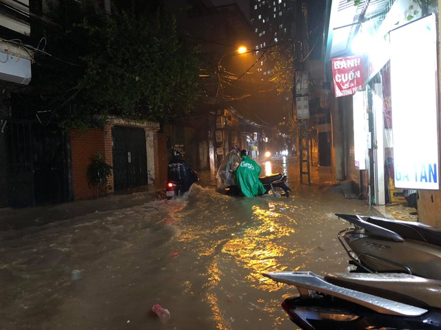 Hà Nội: Phố chìm trong nước sau trận mưa lớn kéo dài - 5 Hà Nội: Phố chìm trong nước sau trận mưa lớn kéo dài - 5