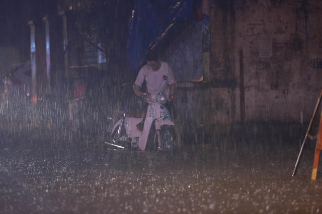 Hà Nội: Phố chìm trong nước sau trận mưa lớn kéo dài - 10 Hà Nội: Phố chìm trong nước sau trận mưa lớn kéo dài - 10