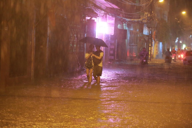 Hà Nội: Phố chìm trong nước sau trận mưa lớn kéo dài - 6 Hà Nội: Phố chìm trong nước sau trận mưa lớn kéo dài - 6