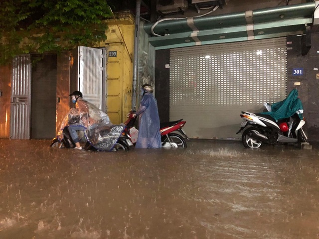 Hà Nội: Phố chìm trong nước sau trận mưa lớn kéo dài - 4 Hà Nội: Phố chìm trong nước sau trận mưa lớn kéo dài - 4