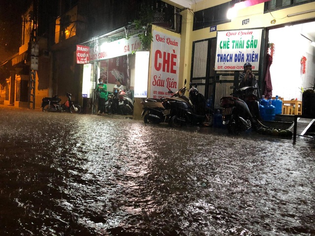 Hà Nội: Phố chìm trong nước sau trận mưa lớn kéo dài - 9 Hà Nội: Phố chìm trong nước sau trận mưa lớn kéo dài - 9