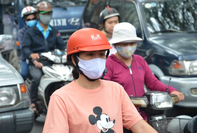 Người dân đồng loạt đeo khẩu trang trong ngày đầu xử phạt - 6 Người dân đồng loạt đeo khẩu trang trong ngày đầu xử phạt - 6