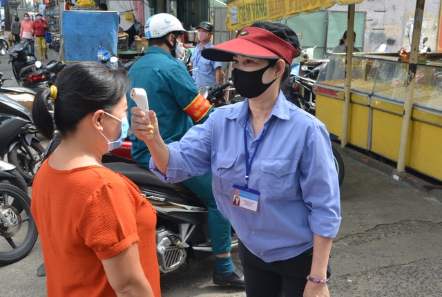 Người dân đồng loạt đeo khẩu trang trong ngày đầu xử phạt - 3 Người dân đồng loạt đeo khẩu trang trong ngày đầu xử phạt - 3