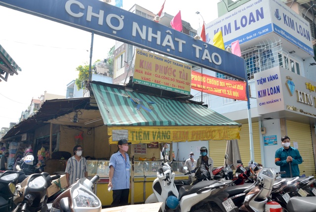 Người dân đồng loạt đeo khẩu trang trong ngày đầu xử phạt - 2 Người dân đồng loạt đeo khẩu trang trong ngày đầu xử phạt - 2